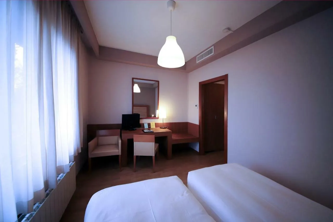 ****  Monica Hotel Fiera Pregnana Milanese Italia